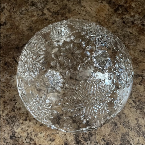 Mikasa Crystal  Snowflake Footed Serving Bowl 9" - Picture 2 of 3